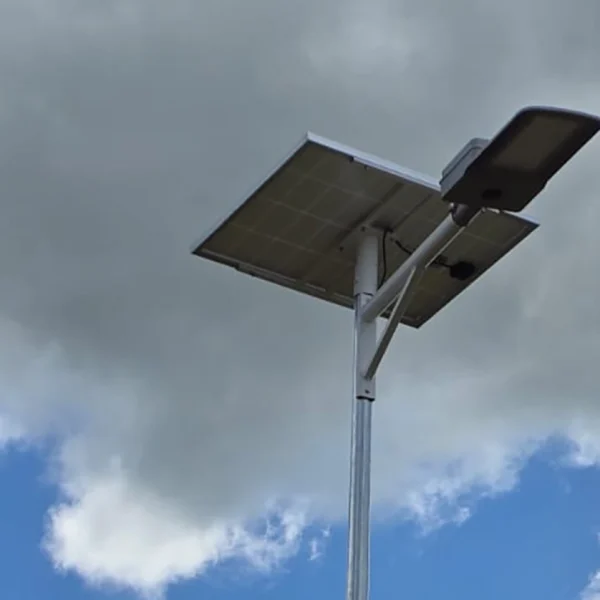 Poste con luminaria solar y panel fotovoltaico instalado en la comuna de Lautaro para mejorar la seguridad comunitaria.