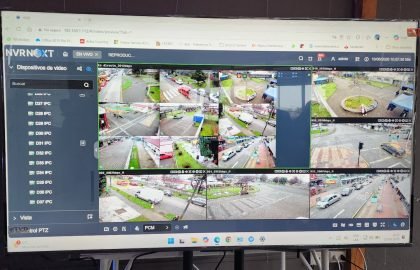 Sala de monitoreo con multiples camaras de televigilancia operativas en Los Lagos