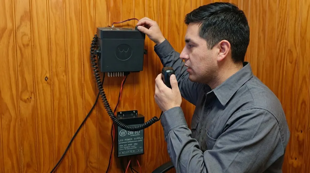 Técnico realizando prueba de radiocomunicaciones en interior, como parte de la operativización para postas rurales en Padre Las Casas.
