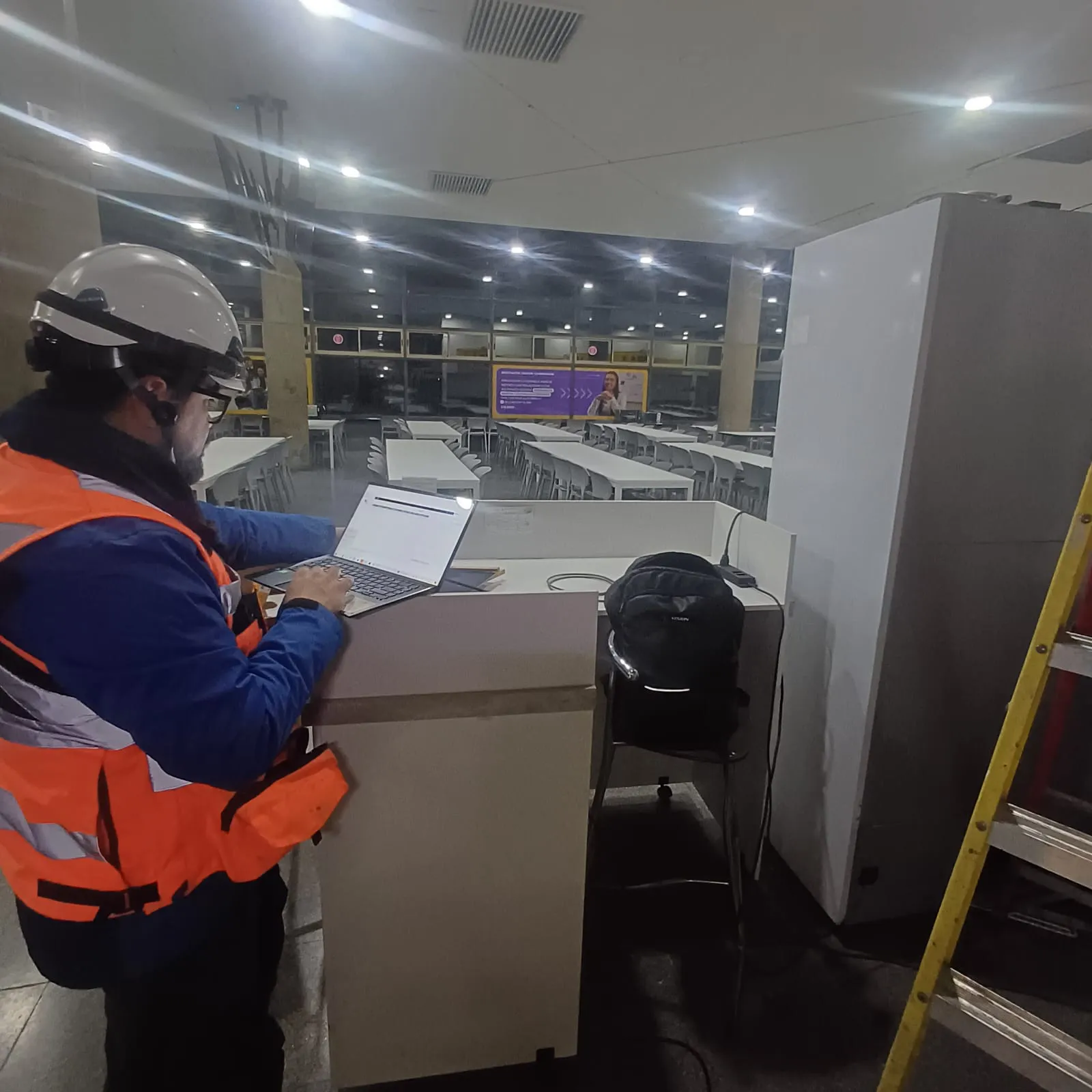 Técnico de Teleservice configurando sistema de videovigilancia en el Casino del Campus San Juan Pablo II de la Universidad Católica de Temuco.