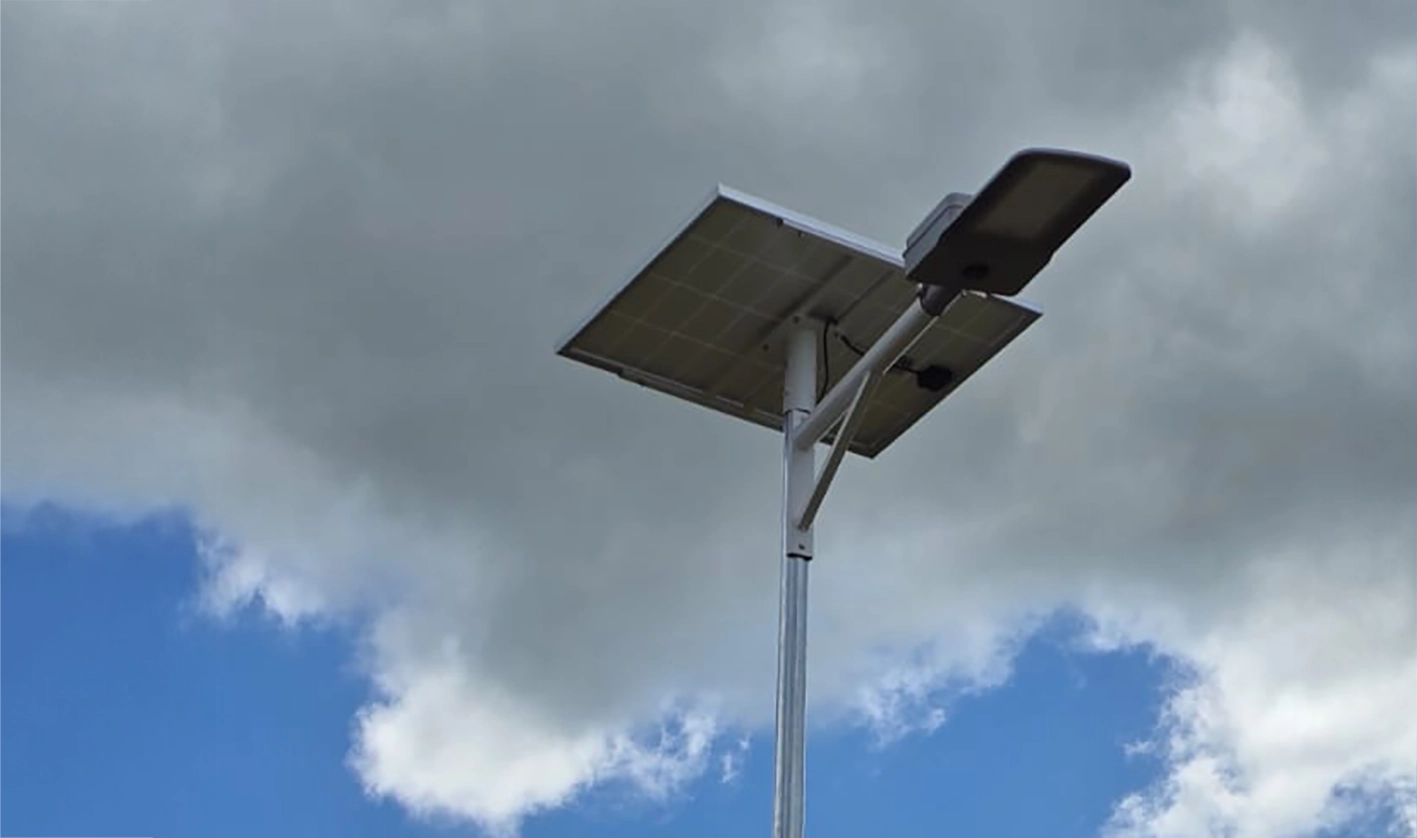 Poste con luminaria solar y panel fotovoltaico instalado en la comuna de Lautaro para mejorar la seguridad comunitaria.