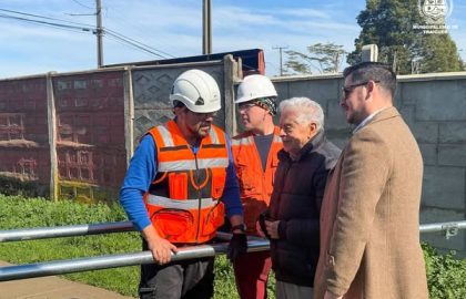 Técnicos y autoridades locales revisando estructura para pórticos de lectura de patentes en Traiguén