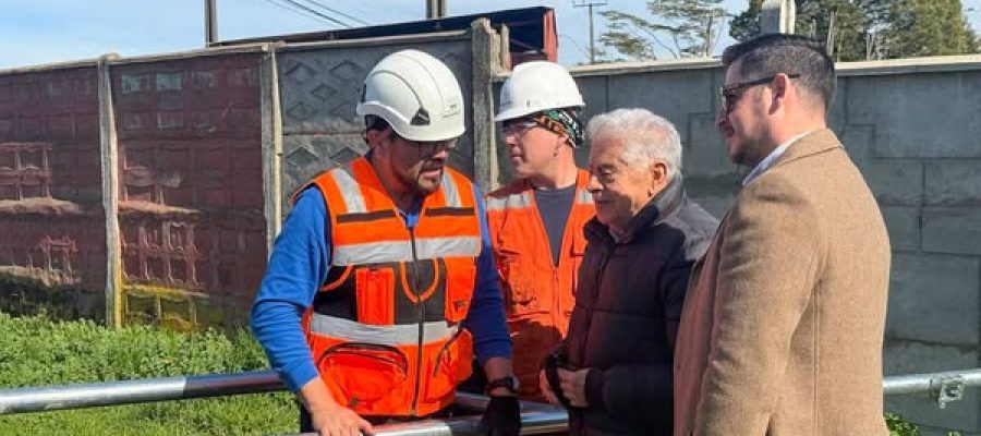 Técnicos y autoridades locales revisando estructura para pórticos de lectura de patentes en Traiguén