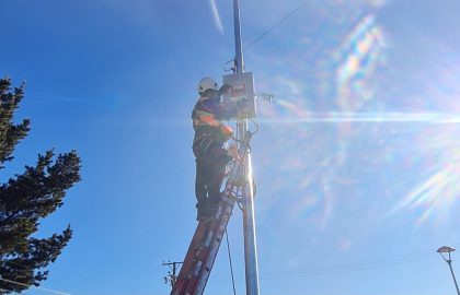 Técnico realizando trabajo en altura durante instalación de infraestructura de televigilancia en Curacautín.