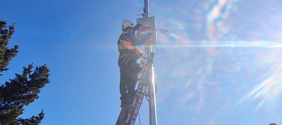 Técnico realizando trabajo en altura durante instalación de infraestructura de televigilancia en Curacautín.