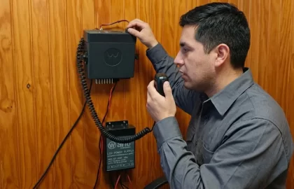 Técnico realizando prueba de radiocomunicaciones en interior, como parte de la operativización para postas rurales en Padre Las Casas.
