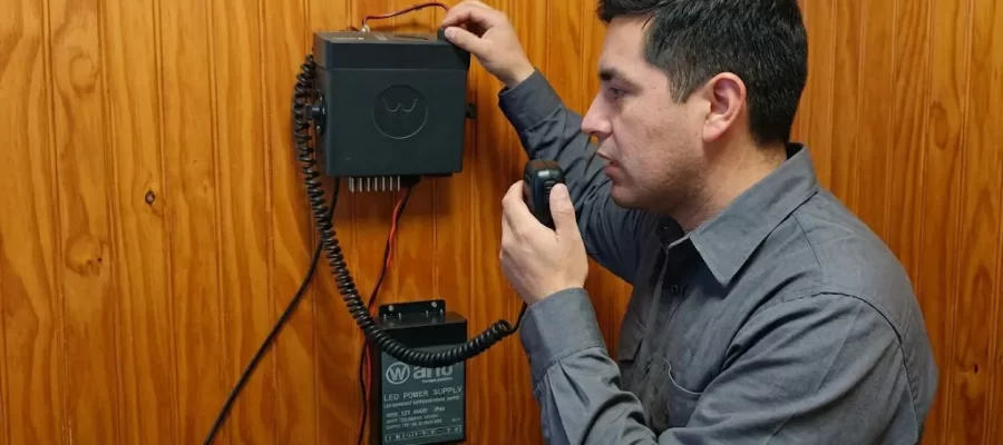 Técnico realizando prueba de radiocomunicaciones en interior, como parte de la operativización para postas rurales en Padre Las Casas.