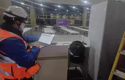 Técnico de Teleservice configurando sistema de videovigilancia en el Casino del Campus San Juan Pablo II de la Universidad Católica de Temuco.