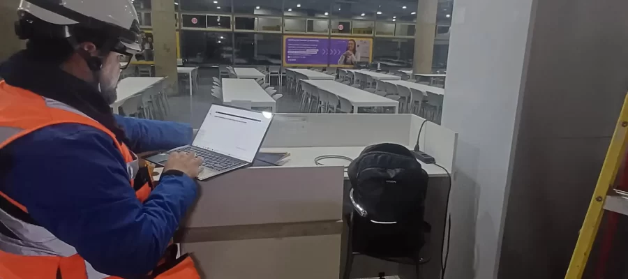 Técnico de Teleservice configurando sistema de videovigilancia en el Casino del Campus San Juan Pablo II de la Universidad Católica de Temuco.