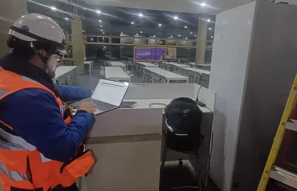 Técnico de Teleservice configurando sistema de videovigilancia en el Casino del Campus San Juan Pablo II de la Universidad Católica de Temuco.