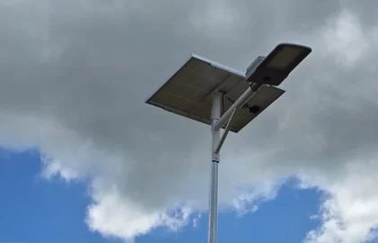 Poste con luminaria solar y panel fotovoltaico instalado en la comuna de Lautaro para mejorar la seguridad comunitaria.