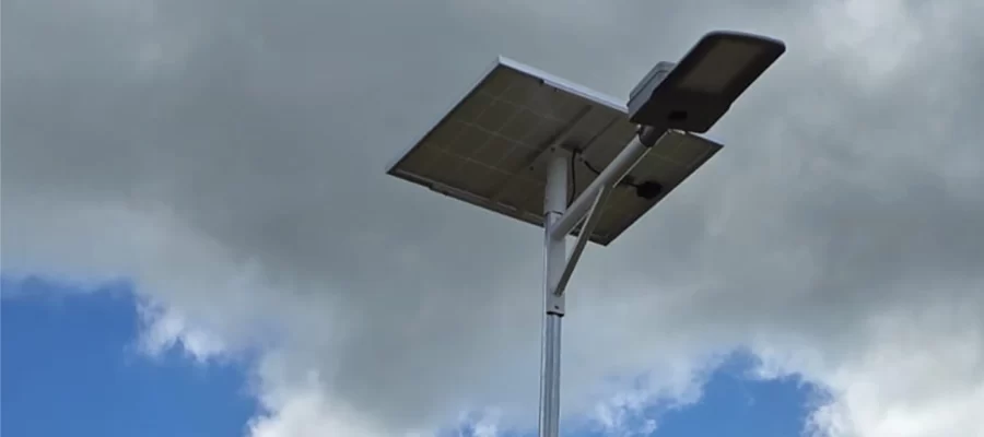 Poste con luminaria solar y panel fotovoltaico instalado en la comuna de Lautaro para mejorar la seguridad comunitaria.