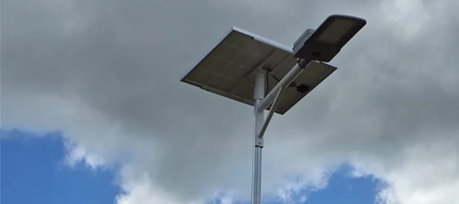 Poste con luminaria solar y panel fotovoltaico instalado en la comuna de Lautaro para mejorar la seguridad comunitaria.