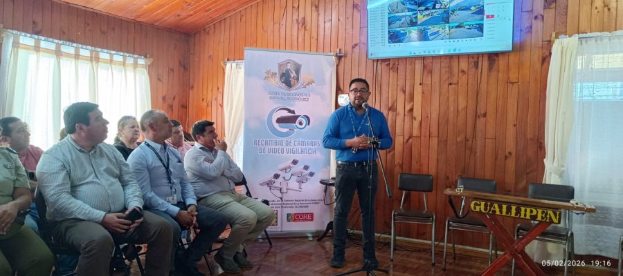 Presentación comunitaria del proyecto CCTV de la Junta de Vecinos Manuel Rodríguez en Lautaro, con pantalla de monitoreo y exposición técnica.