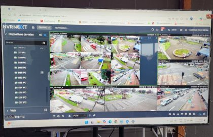 Sala de monitoreo con multiples camaras de televigilancia operativas en Los Lagos
