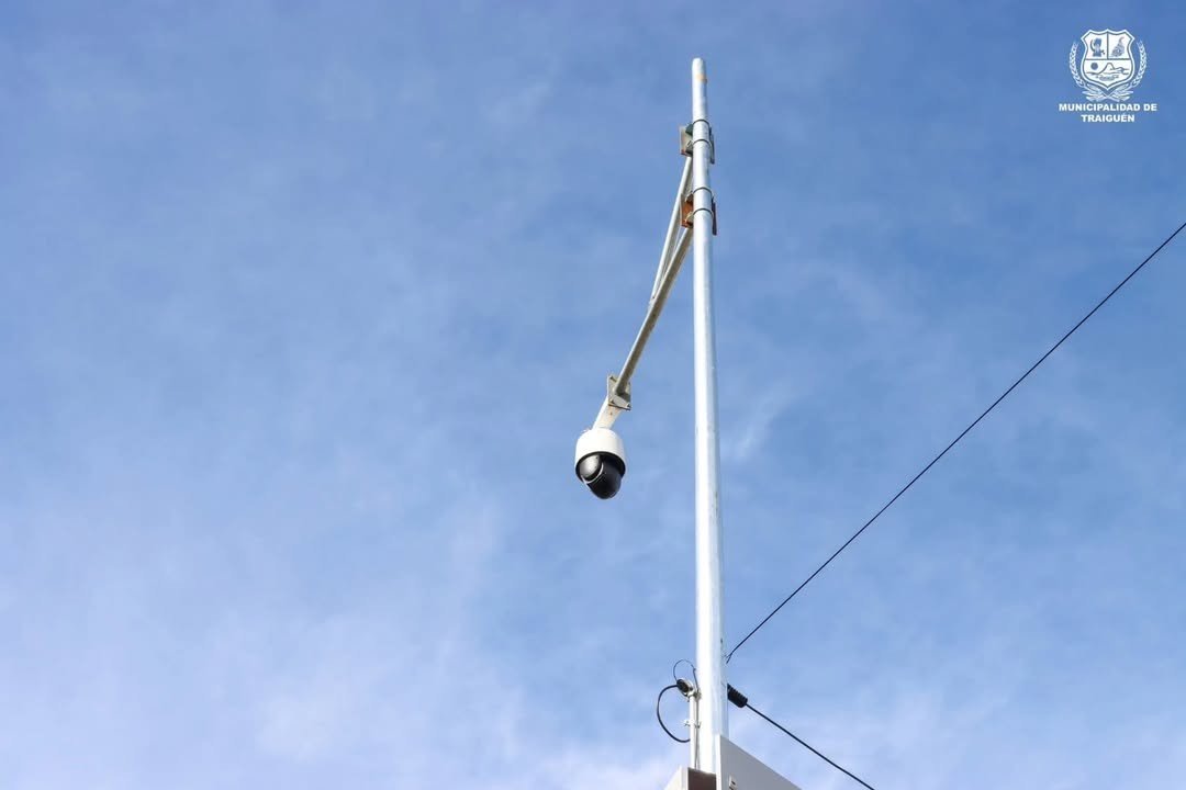 Camara PTZ de alta resolucion montada sobre poste metalico por Teleservice