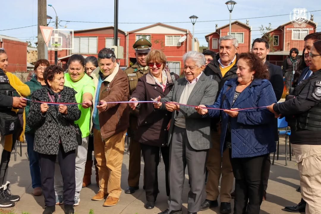 Corte de cinta inaugural con dirigentes vecinales, alcalde Luis Alvarez y Juan Cortes