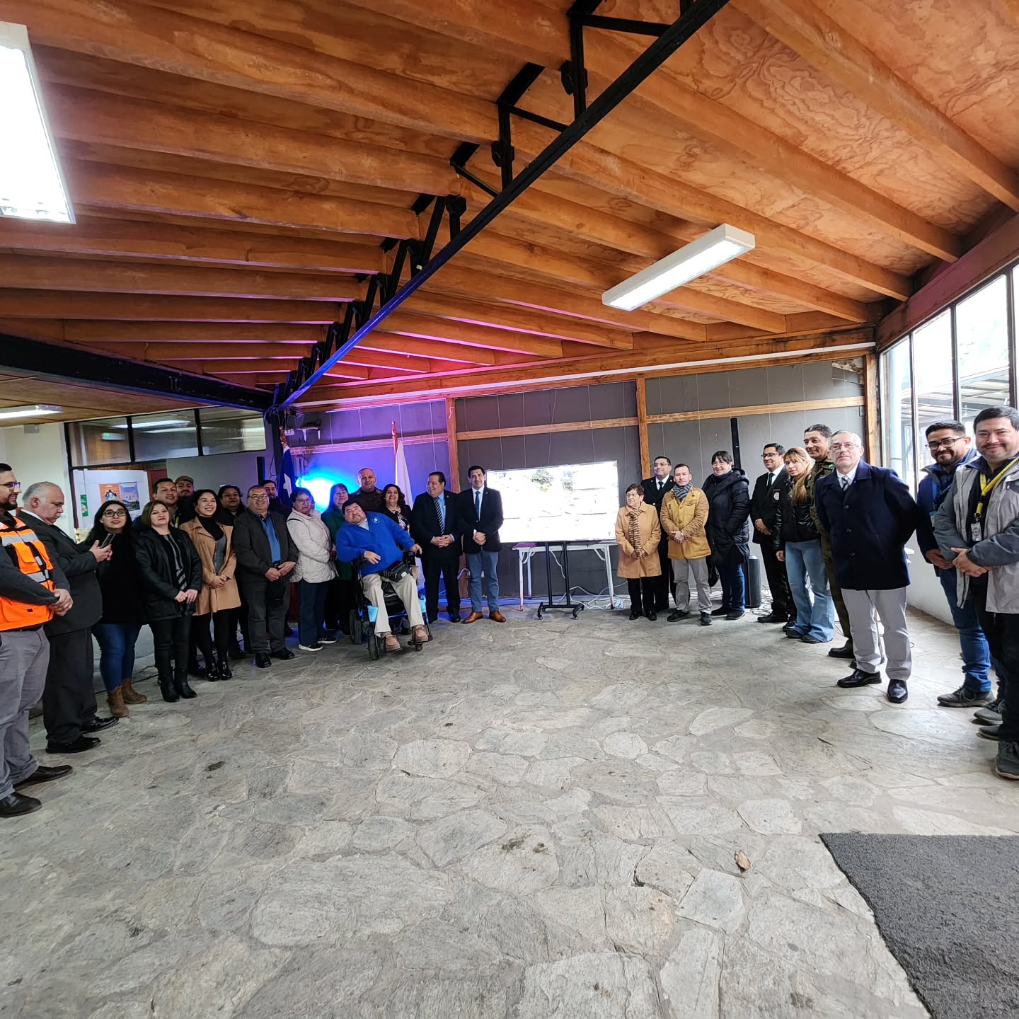 Autoridades y equipo técnico presentes en la puesta en marcha de televigilancia en Los Lagos