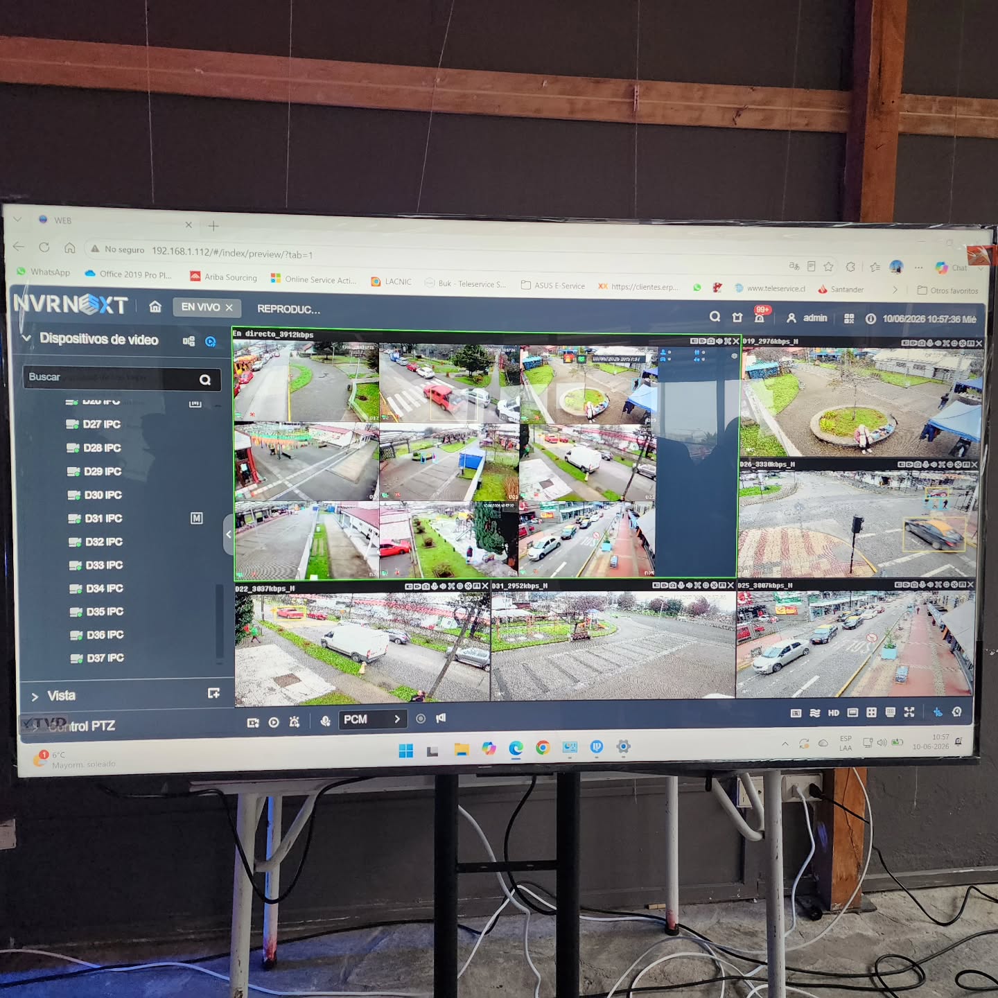 Sala de monitoreo con multiples camaras de televigilancia operativas en Los Lagos
